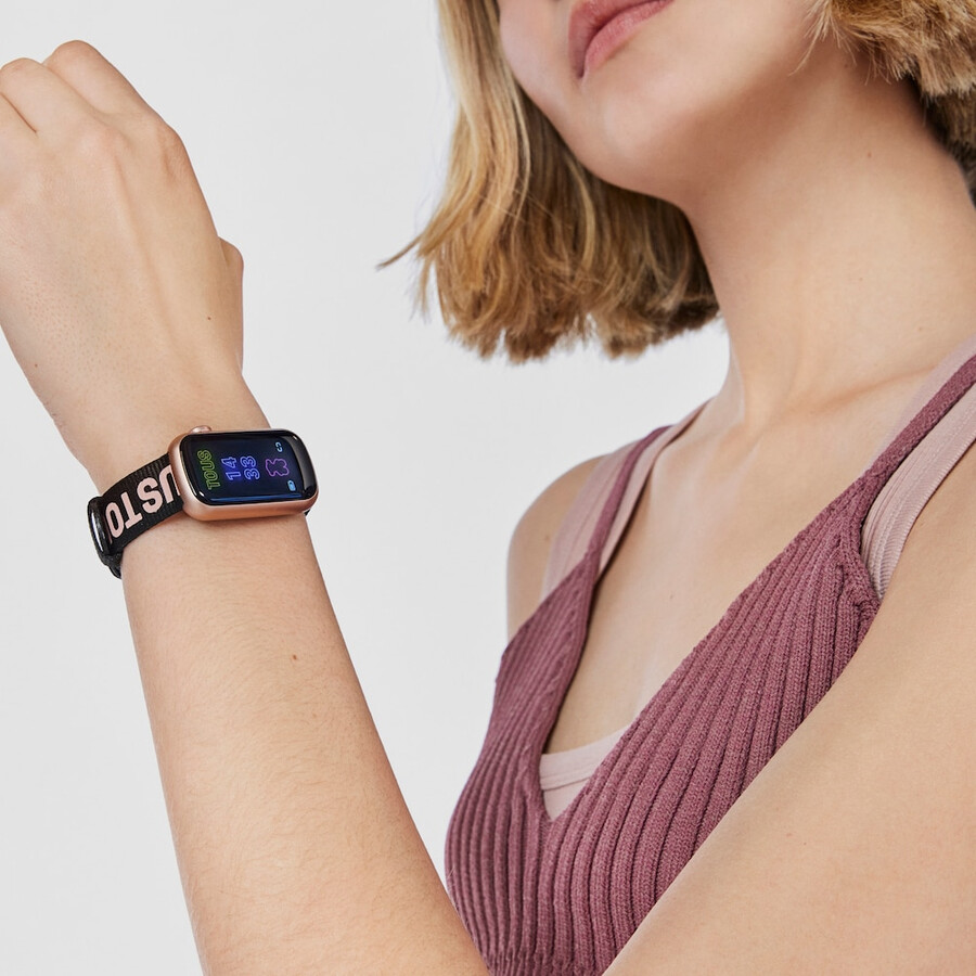 smartwatch mit nylonarmband und hellrosa silikonarmband t-band