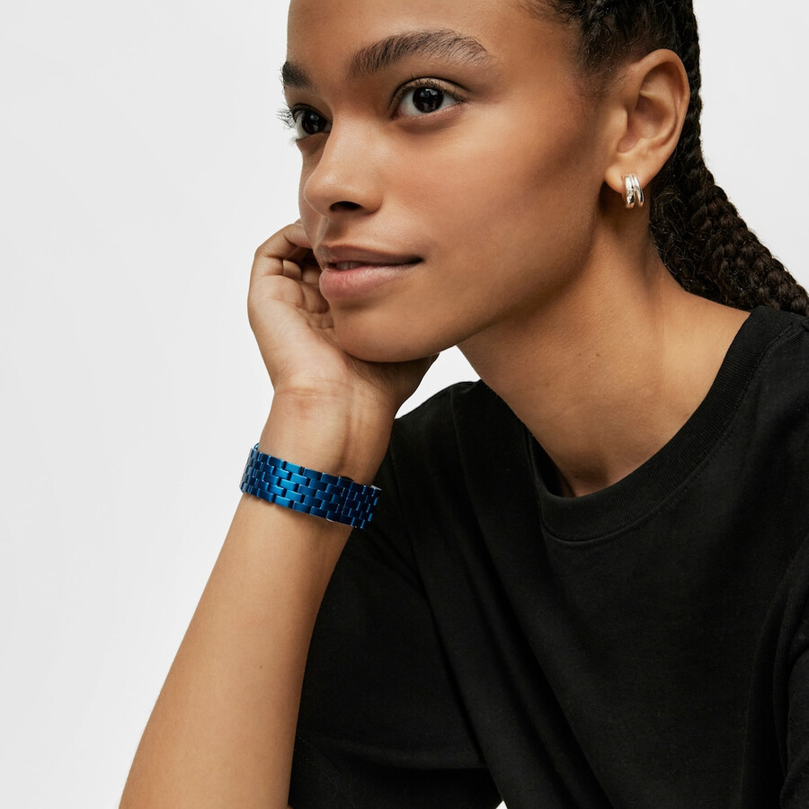 d-logo digitaluhr mit blauem stahlarmband