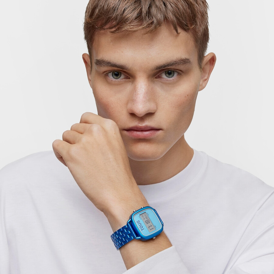 d-logo digitaluhr mit blauem stahlarmband