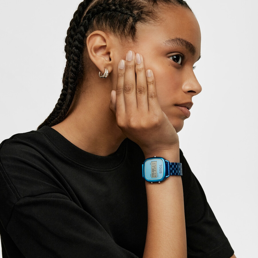 d-logo digitaluhr mit blauem stahlarmband