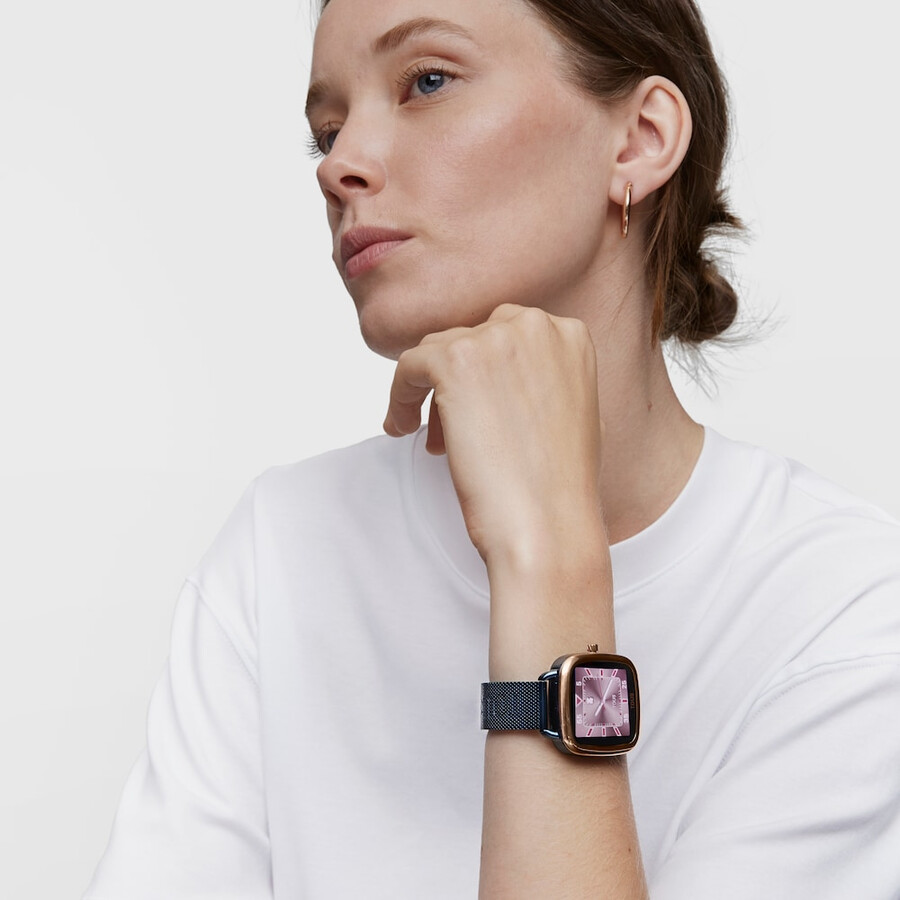 d-connect smartwatch aus pinkfarbenem iprg-stahl mit blauem ip-stahlarmband