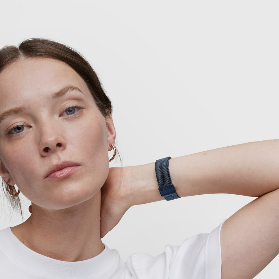 d-connect smartwatch aus pinkfarbenem iprg-stahl mit blauem ip-stahlarmband
