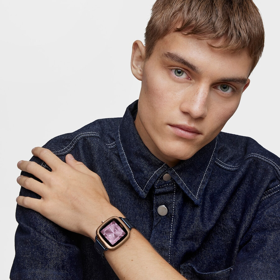 d-connect smartwatch aus pinkfarbenem iprg-stahl mit blauem ip-stahlarmband