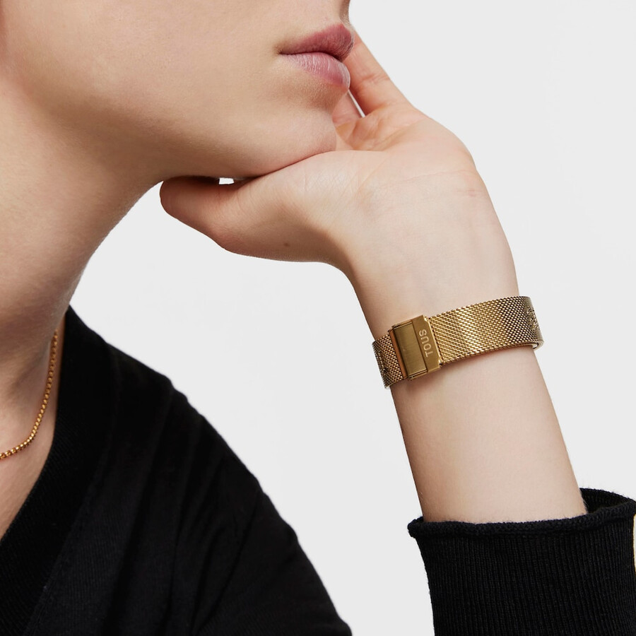 smartwatch mit goldfarbenem ipg-stahlarmband und goldfarbenem ipg-aluminiumgehäuse tous t-band mesh