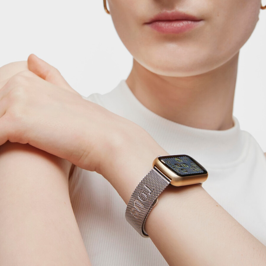 smartwatch mit edelstahlarmband und aluminiumgehäuse in goldfarbenem ipg tous tous t-band mesh