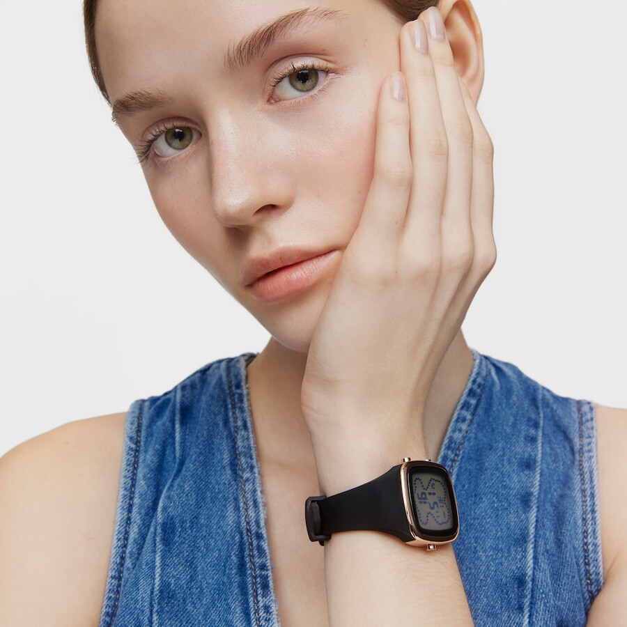 digitale armbanduhr mit schwarzem silikonarmband und rosafarbenem iprg-stahlgehäuse tous b-time