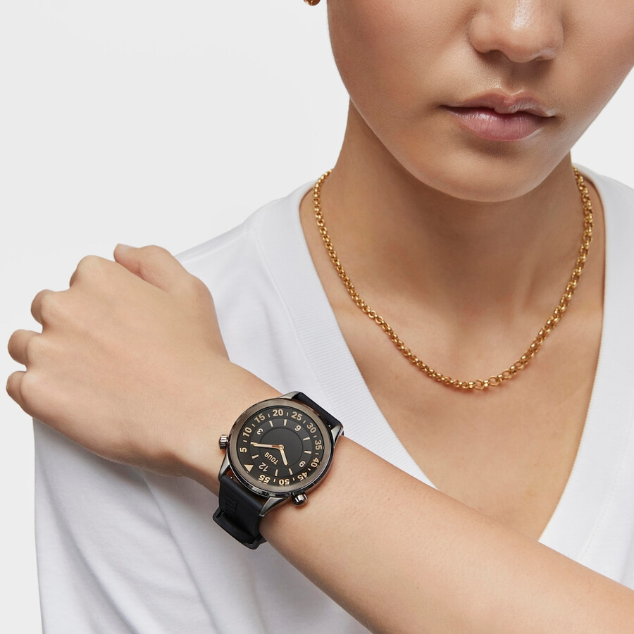 analoge armbanduhr mit schwarzem silikonarmband und grauem ip-stahlgehäuse von tous now