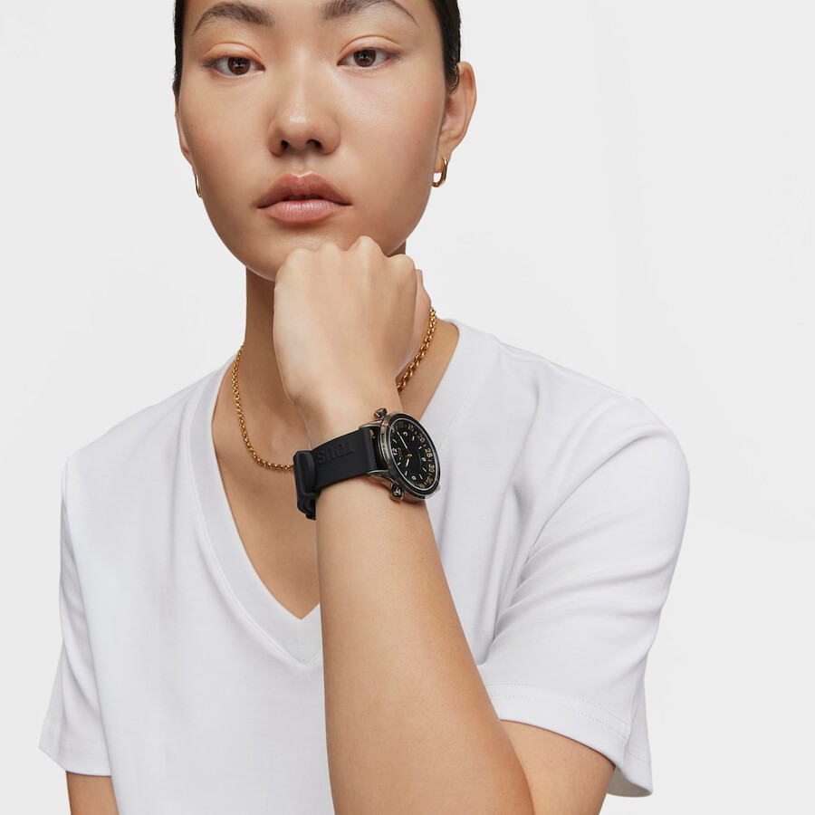 analoge armbanduhr mit schwarzem silikonarmband und grauem ip-stahlgehäuse von tous now