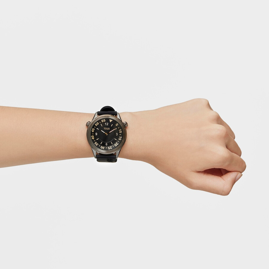 analoge armbanduhr mit schwarzem silikonarmband und grauem ip-stahlgehäuse von tous now