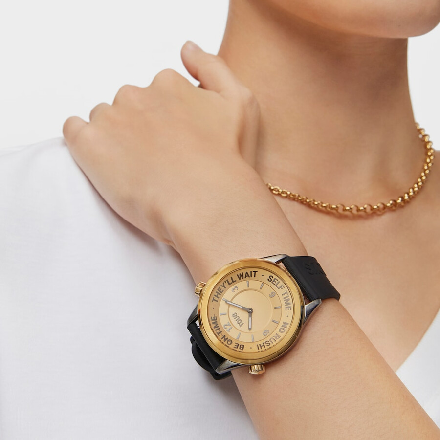 analoge armbanduhr mit schwarzem silikonarmband und goldfarbenem ip-stahlgehäuse von tous now