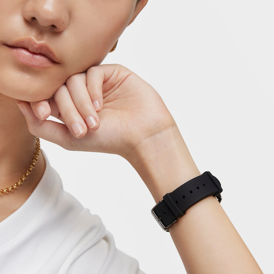 analoge armbanduhr mit schwarzem silikonarmband und goldfarbenem ip-stahlgehäuse von tous now