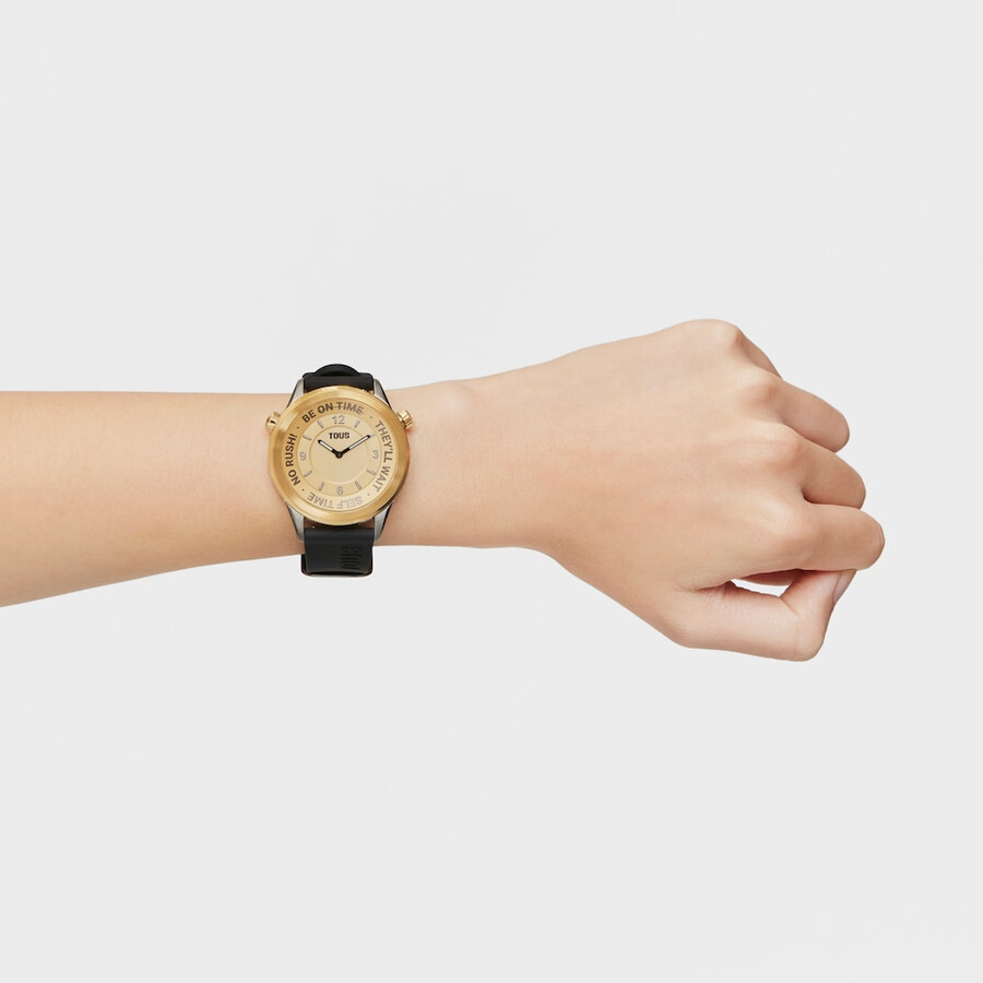 analoge armbanduhr mit schwarzem silikonarmband und goldfarbenem ip-stahlgehäuse von tous now