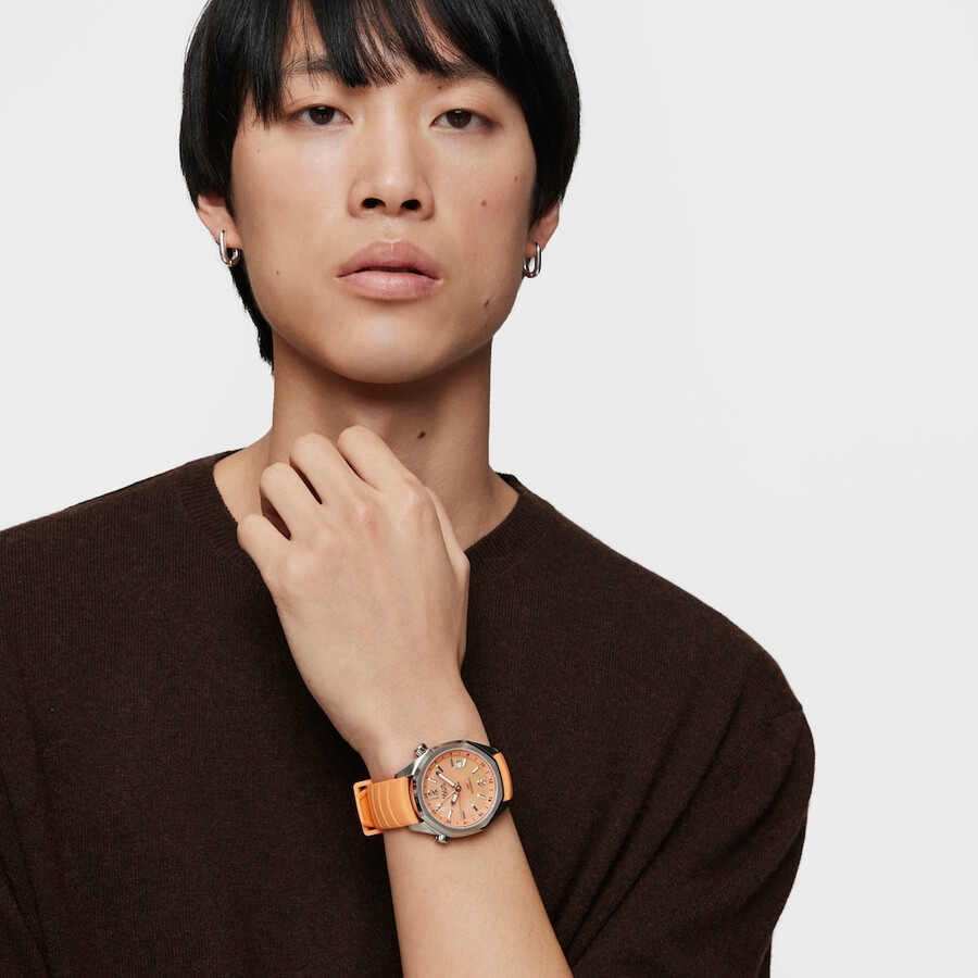 gmt-automatikuhr mit lachsfarbenem silikonarmband edelstahlgehäuse und perlmuttzifferblatt. jetzt erhältlich bei tous now.