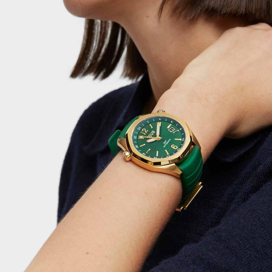 gmt-automatikuhr mit grünem silikonarmband goldfarbenem ipg-stahlgehäuse und perlmuttzifferblatt. tous now