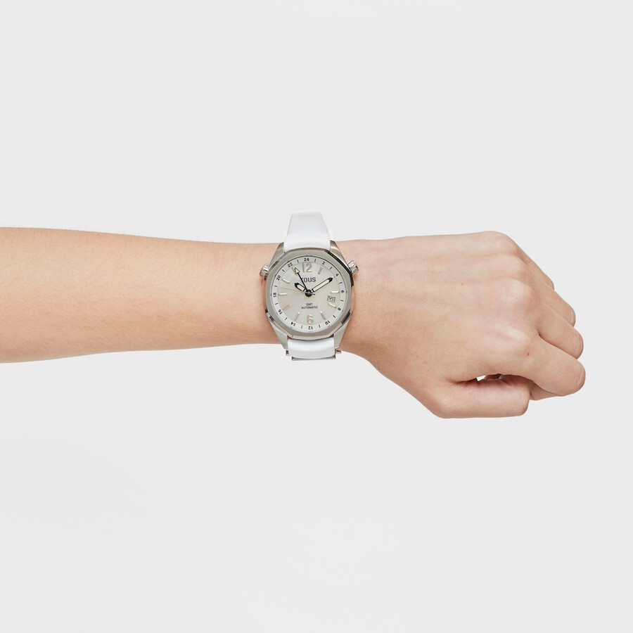 gmt-automatikuhr mit weißem silikonarmband edelstahlgehäuse und perlmuttzifferblatt von tous now