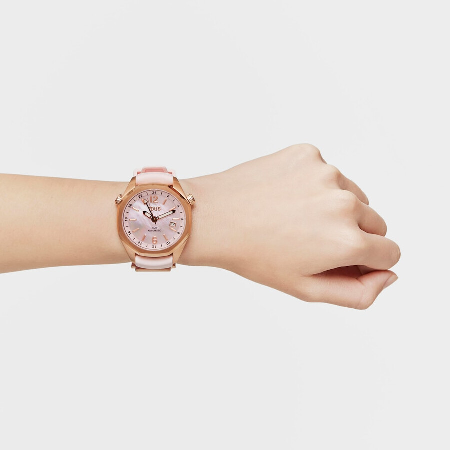 gmt-automatikuhr mit rosa silikonarmband rosafarbenem iprg-edelstahlgehäuse und perlmuttzifferblatt. jetzt erhältlich bei tous now.