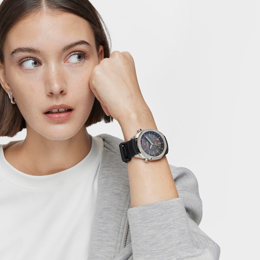 gmt-automatikuhr mit schwarzem silikonarmband stahlgehäuse und perlmuttzifferblatt von tous now.