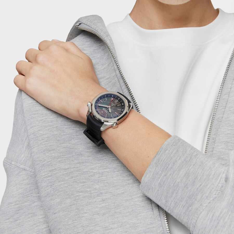 gmt-automatikuhr mit schwarzem silikonarmband stahlgehäuse und perlmuttzifferblatt von tous now.