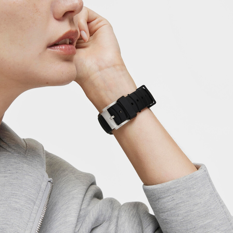 gmt-automatikuhr mit schwarzem silikonarmband stahlgehäuse und perlmuttzifferblatt von tous now.