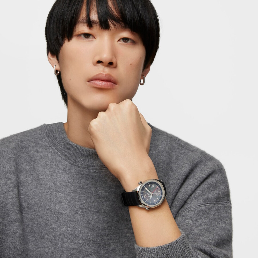 gmt-automatikuhr mit schwarzem silikonarmband stahlgehäuse und perlmuttzifferblatt von tous now.