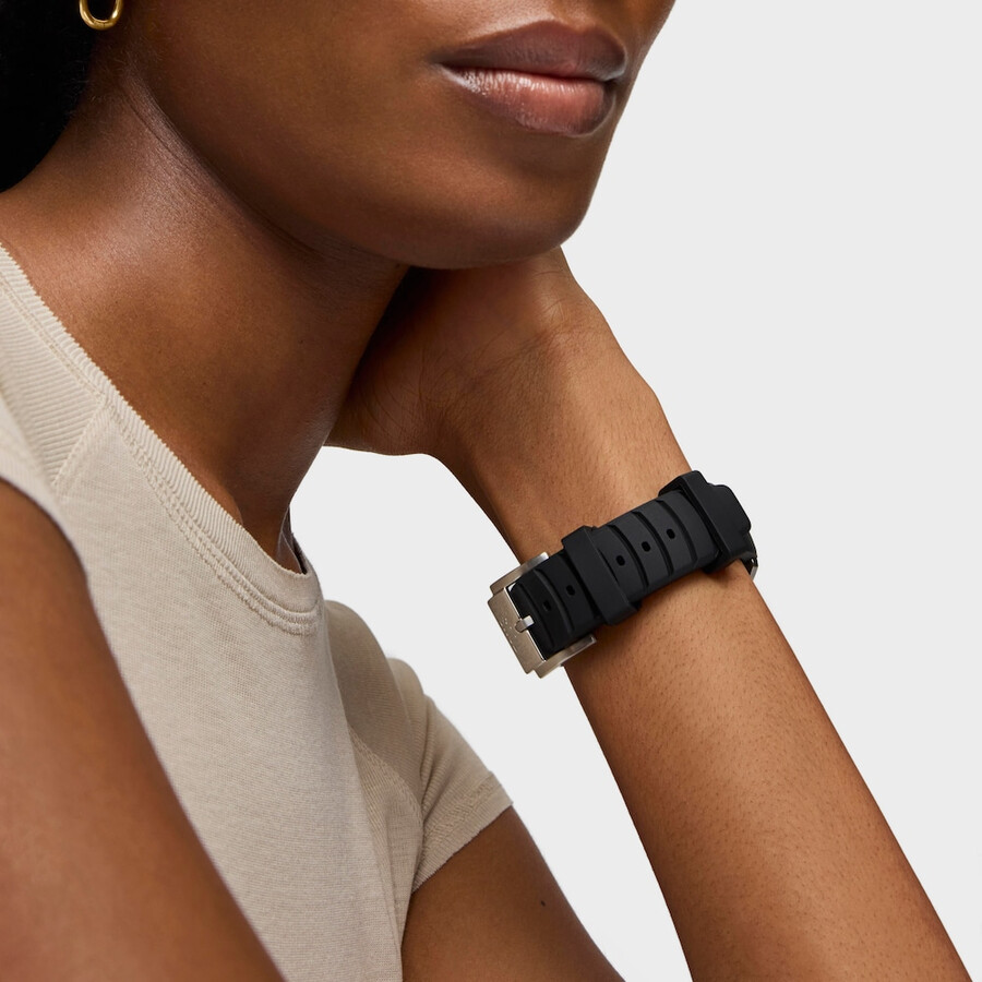 automatische analoge armbanduhr mit goldfarbenem ip-stahlgehäuse und schwarzem silikonarmband von tous now