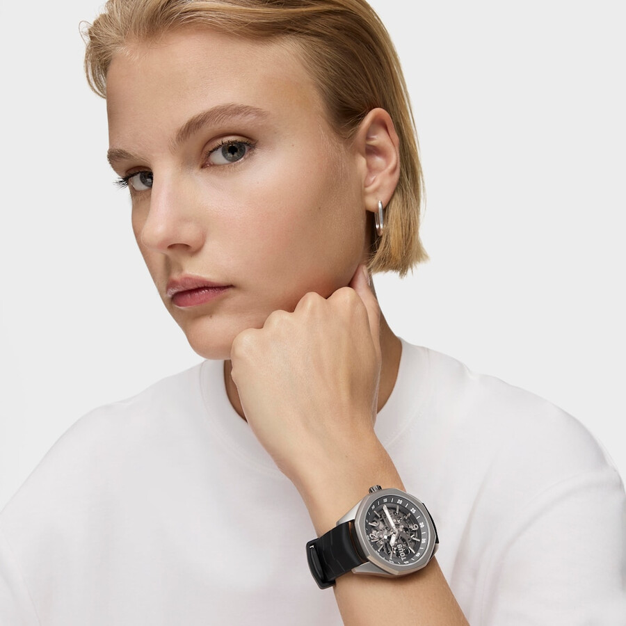 automatische analoge uhr mit titangehäuse und schwarzem kautschukarmband tous now