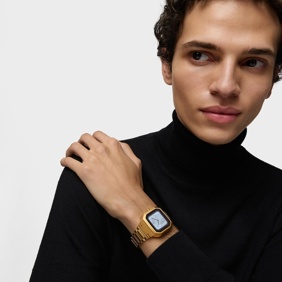 smartwatch mit goldfarbenem stahlarmband b-connect