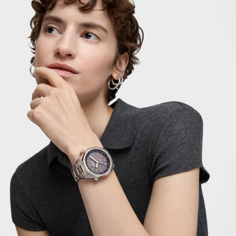 automatische gmt-uhr mit grauem perlmuttzifferblatt und edelstahlarmband von tous now