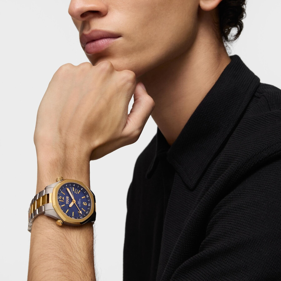 automatische gmt-uhr mit blauem perlmuttzifferblatt und zweifarbigem stahlarmband. tous now