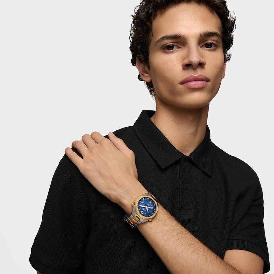 automatische gmt-uhr mit blauem perlmuttzifferblatt und zweifarbigem stahlarmband. tous now