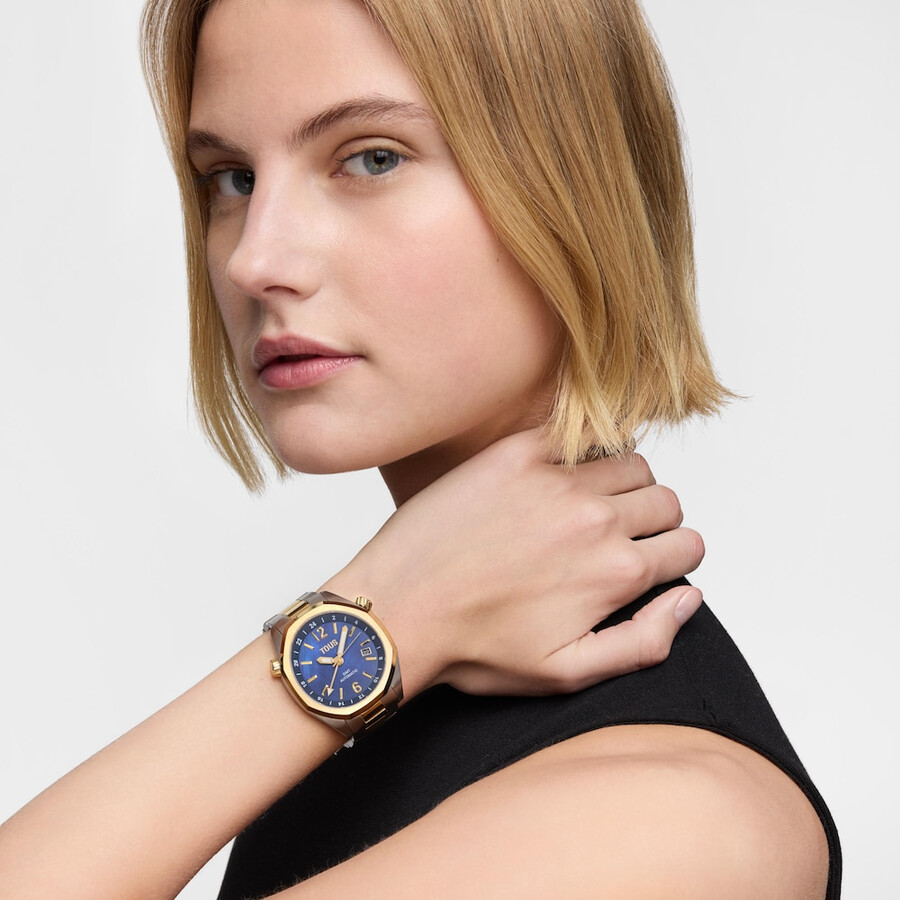 automatische gmt-uhr mit blauem perlmuttzifferblatt und zweifarbigem stahlarmband. tous now