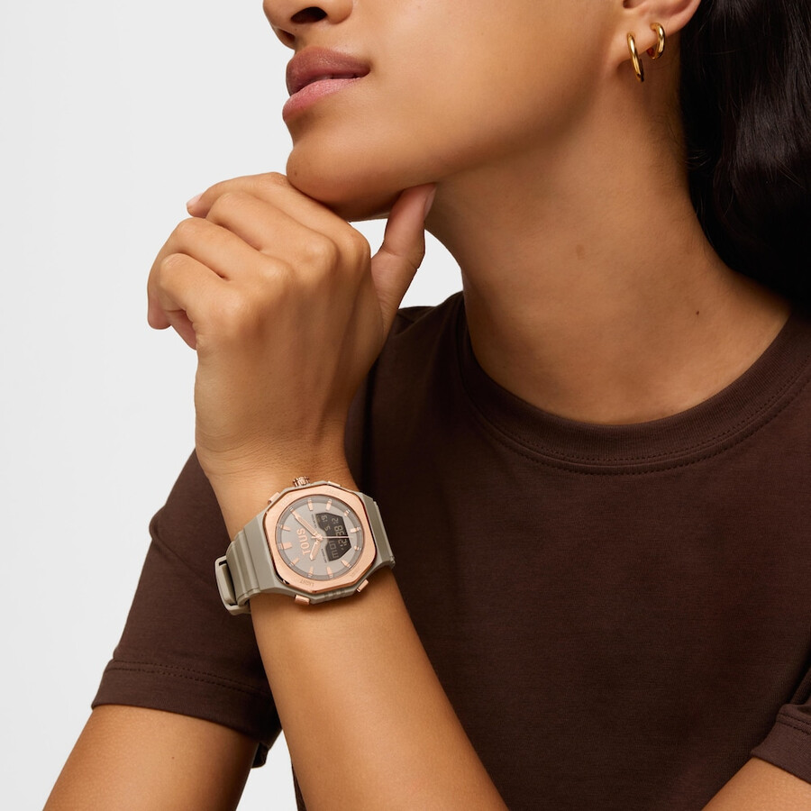 rosafarbene analogedigitale uhr aus stahl und taupefarbenes nylonarmband.