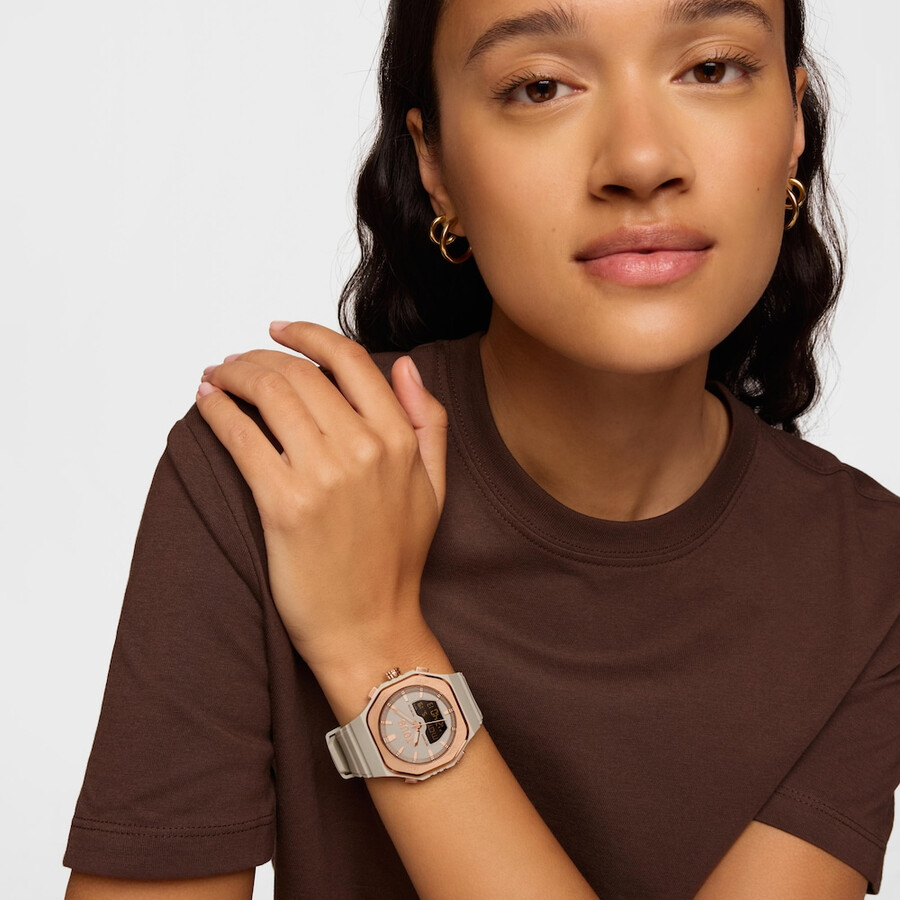 rosafarbene analogedigitale uhr aus stahl und taupefarbenes nylonarmband.