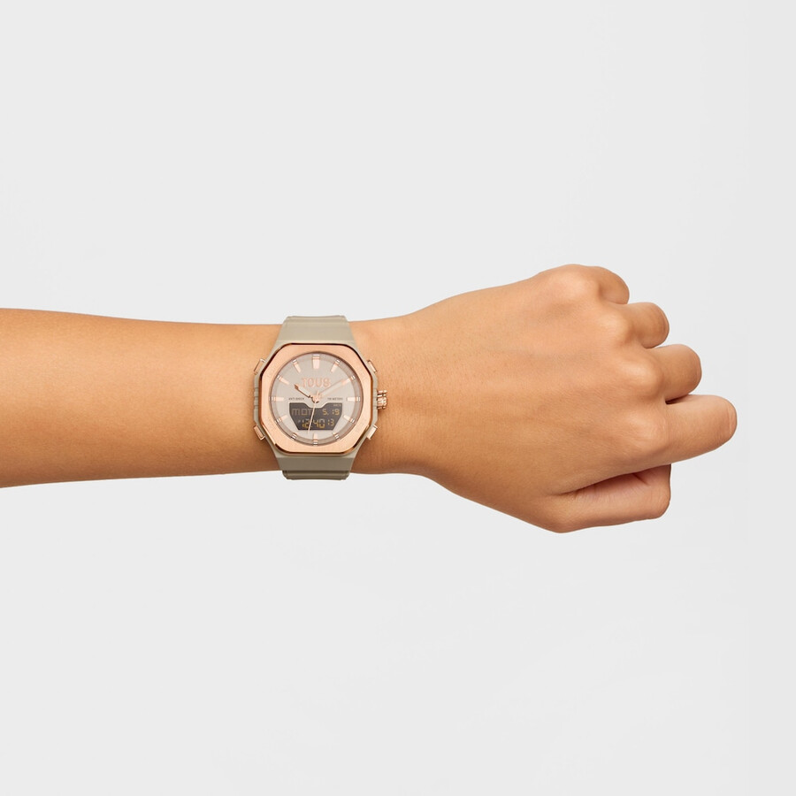 rosafarbene analogedigitale uhr aus stahl und taupefarbenes nylonarmband.