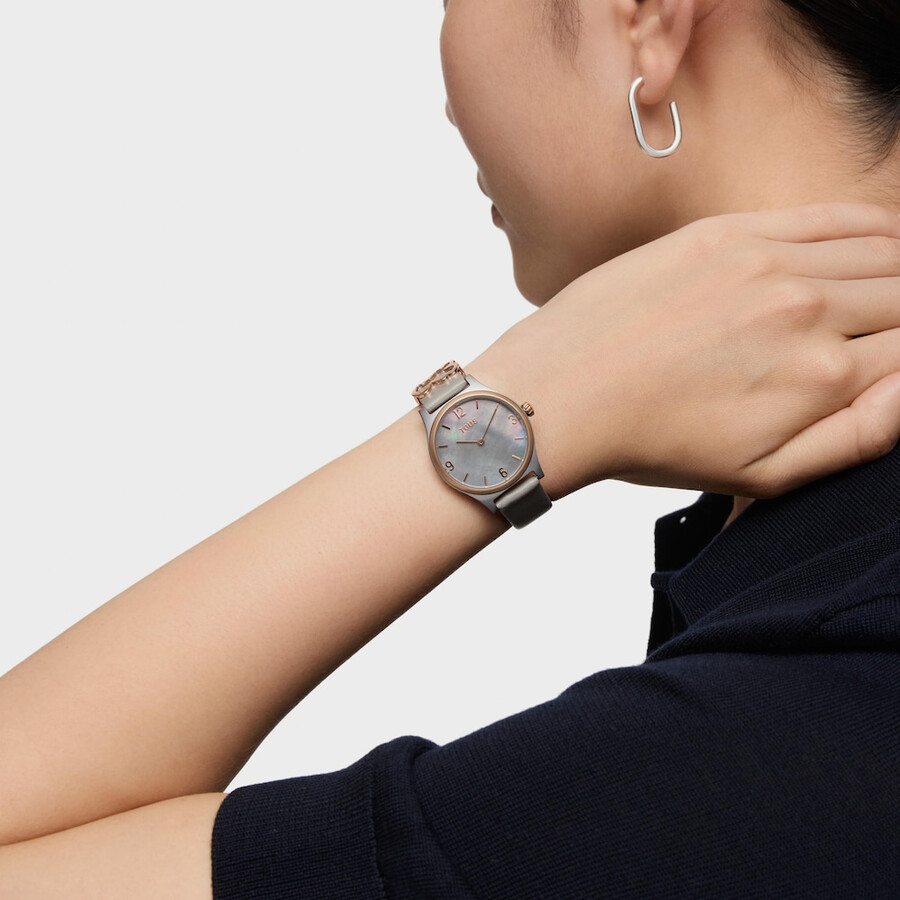 analoge uhr mit grauem lederarmband roségoldenem stahlgehäuse und perlmuttzifferblatt epic icon