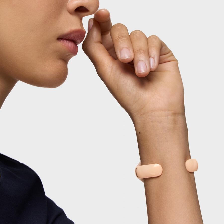 goldfarbene analoge armbanduhr aus stahl mit rosa polycarbonat-gehäuse t. l. bear folks