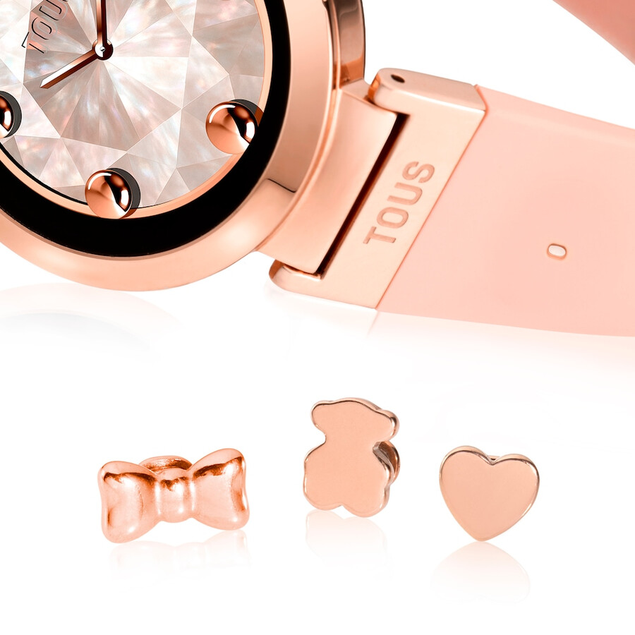 smartwatch mit nudefarbenem armband und roséfarbenen stahlmotiven tous s-connect charms