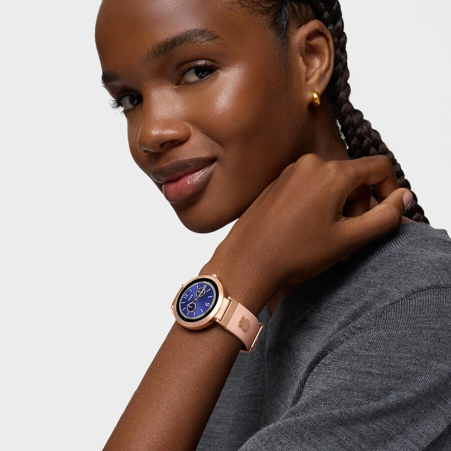 smartwatch mit nudefarbenem armband und roséfarbenen stahlmotiven tous s-connect charms
