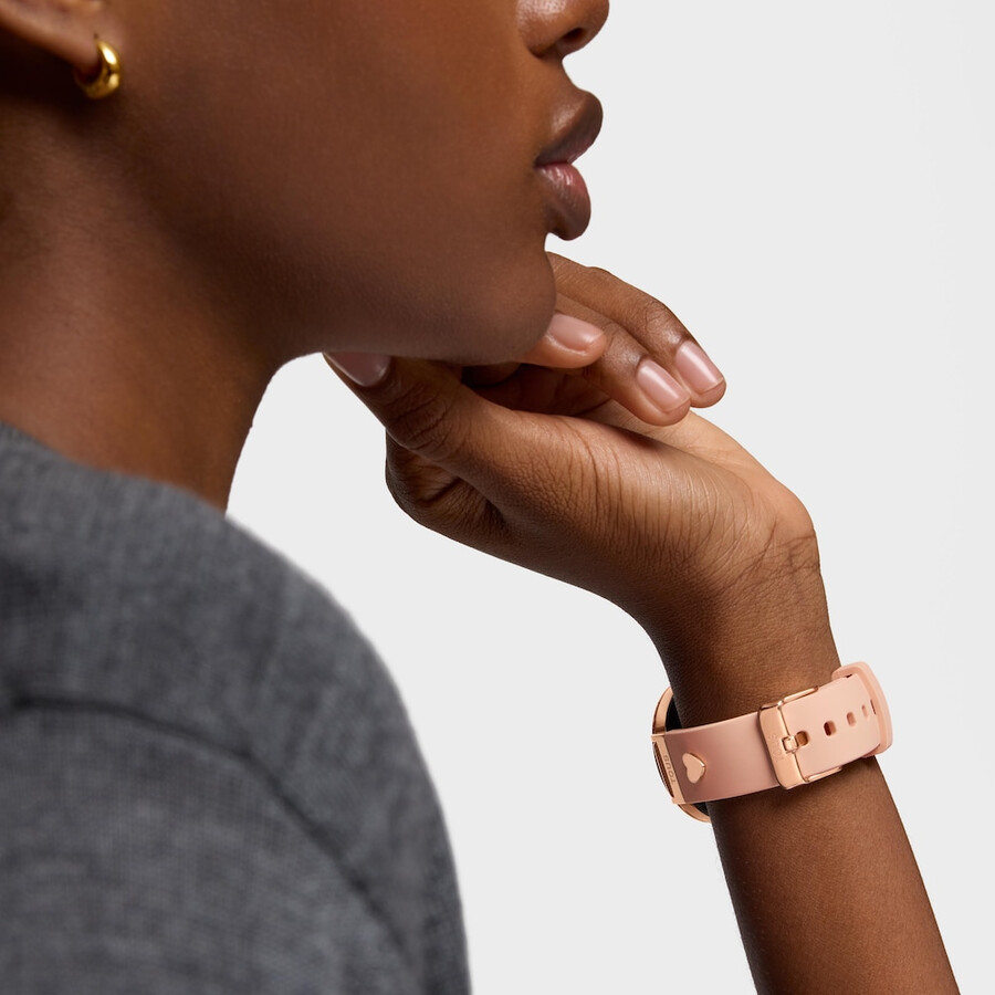 smartwatch mit nudefarbenem armband und roséfarbenen stahlmotiven tous s-connect charms