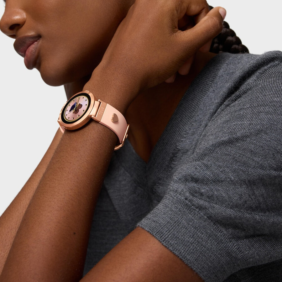 smartwatch mit nudefarbenem armband und roséfarbenen stahlmotiven tous s-connect charms