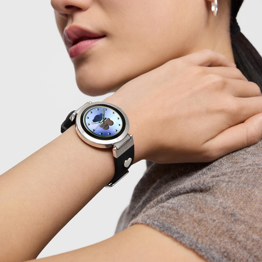 smartwatch mit schwarzem armband und stahlmotiven tous s-connect charms