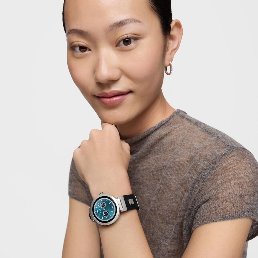 smartwatch mit schwarzem armband und stahlmotiven tous s-connect charms