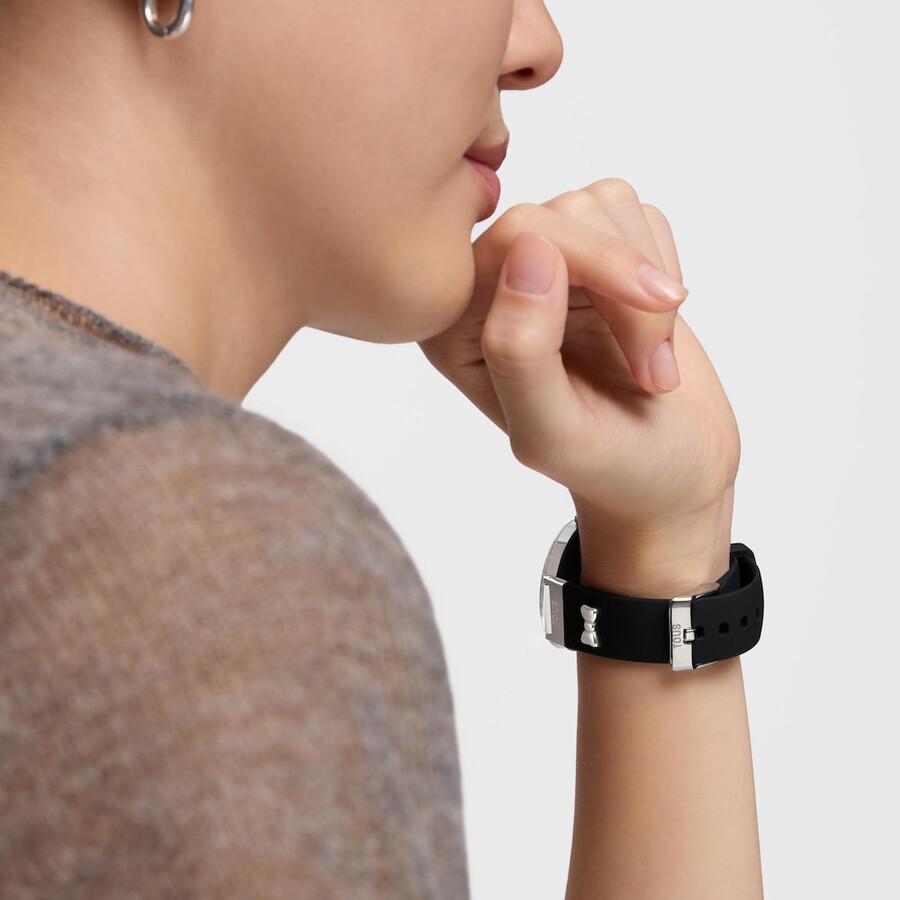 smartwatch mit schwarzem armband und stahlmotiven tous s-connect charms