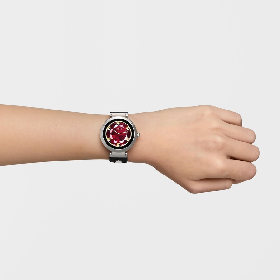 smartwatch mit schwarzem armband und stahlmotiven tous s-connect charms